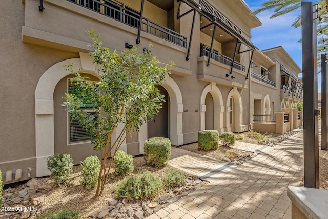 6565 E Thomas Rd Unit 1096, Scottsdale, AZ 85251 - view of front of house featuring stucco siding and a balcony