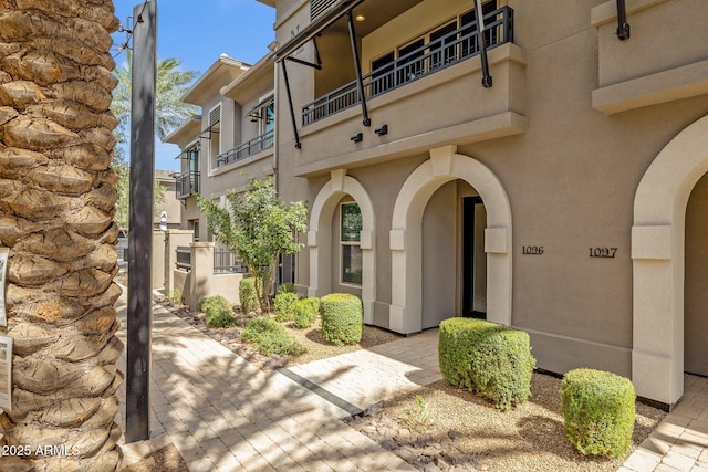 6565 E Thomas Rd Unit 1096, Scottsdale, AZ 85251 - property entrance with stucco siding and a balcony