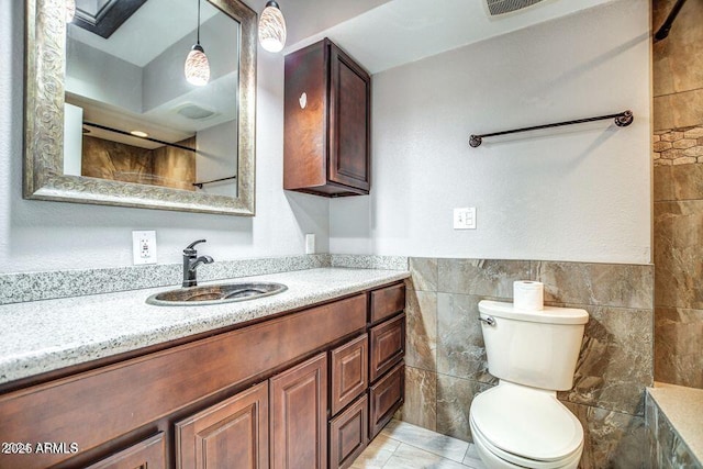 2534 N 52nd St, Phoenix, AZ 85008 - full bath with tile walls, toilet, vanity, and a shower