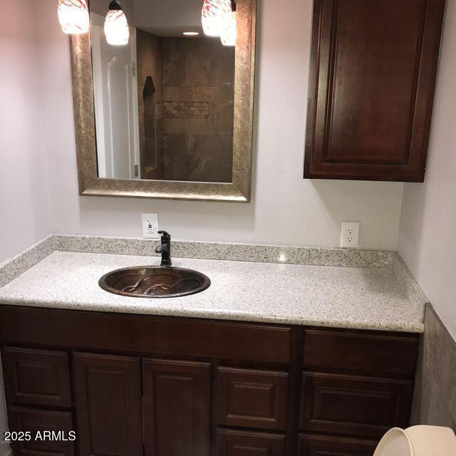 2534 N 52nd St, Phoenix, AZ 85008 - bathroom with toilet, vanity, and tiled shower