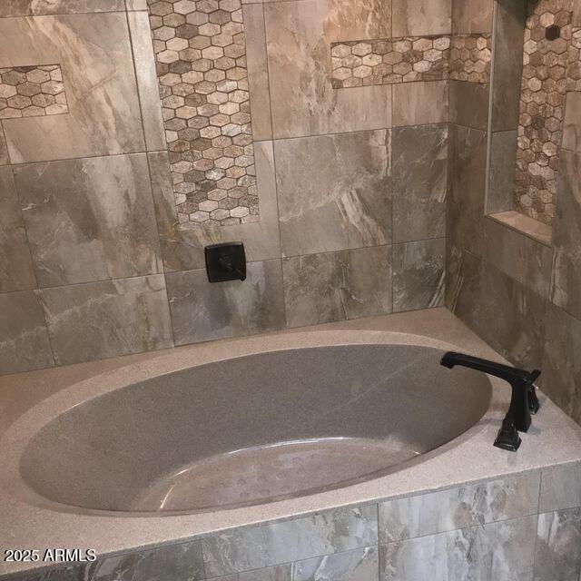 2534 N 52nd St, Phoenix, AZ 85008 - full bath featuring a relaxing tiled tub