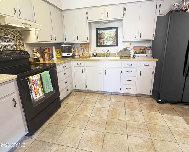 2534 N 52nd St, Phoenix, AZ 85008 - kitchen featuring a sink, tasteful backsplash, light countertops, under cabinet range hood, and black appliances