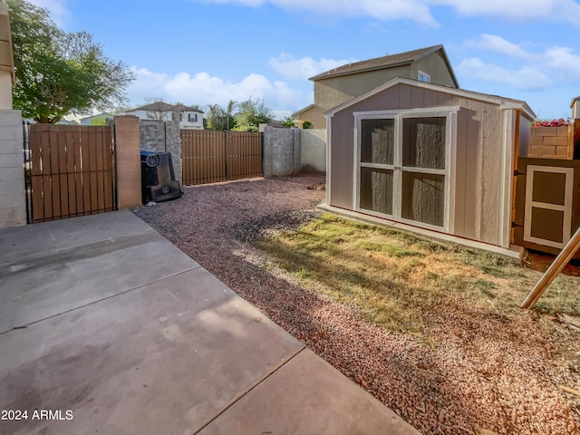 view of yard featuring a storage unit