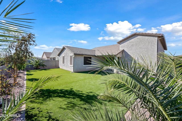 exterior space featuring a lawn