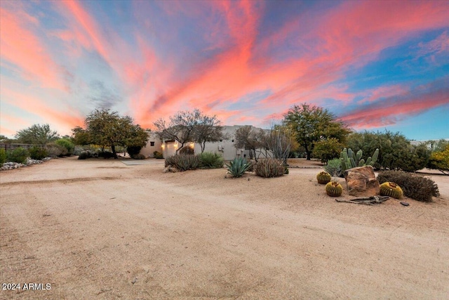 view of yard at dusk