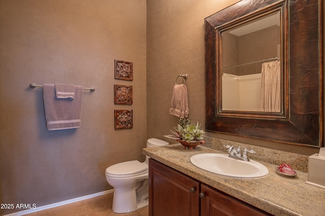19700 N 76th St Unit 2001, Scottsdale, AZ 85255 - bathroom with tile patterned floors, toilet, curtained shower, vanity, and baseboards