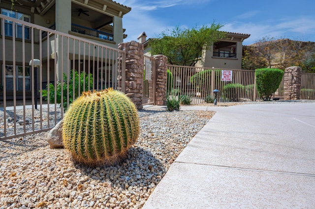 19700 N 76th St Unit 2001, Scottsdale, AZ 85255 - view of yard featuring a gate and fence