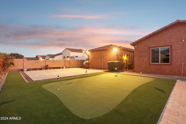 view of yard at dusk