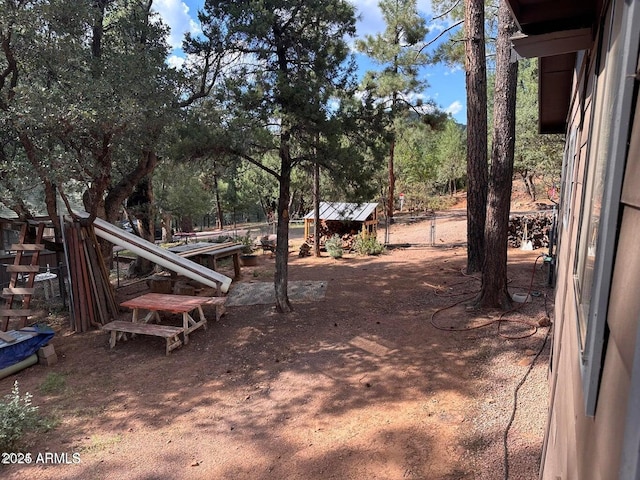 view of yard with an outbuilding