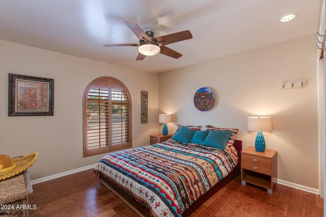 sitting room with light hardwood / wood-style floors and ceiling fan