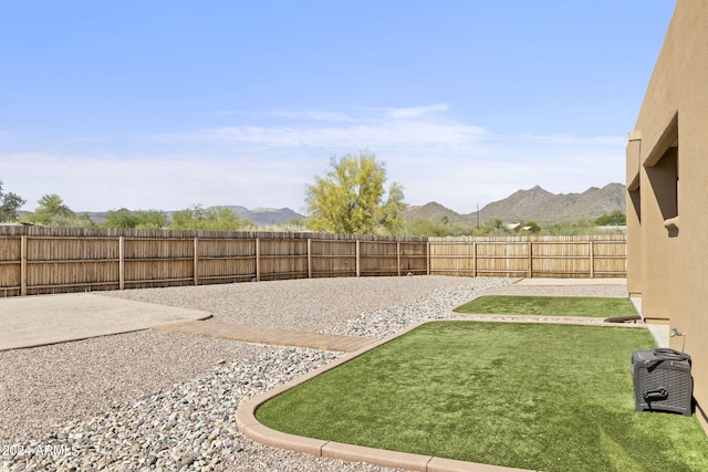 view of yard featuring a mountain view