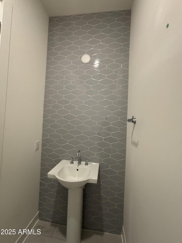 bathroom with baseboards
