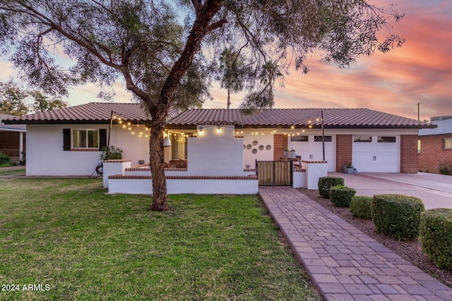 view of front of house featuring a yard and a garage