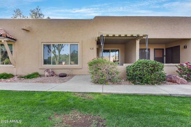 view of front of property with a front yard