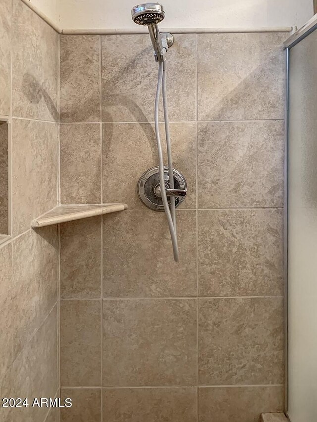 interior details with a tile shower