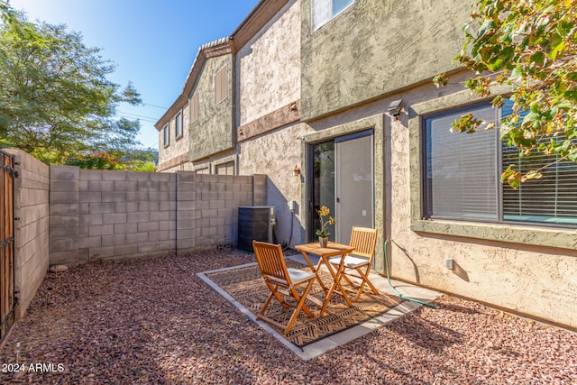 view of yard featuring a patio area