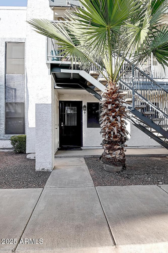 property entrance featuring a balcony