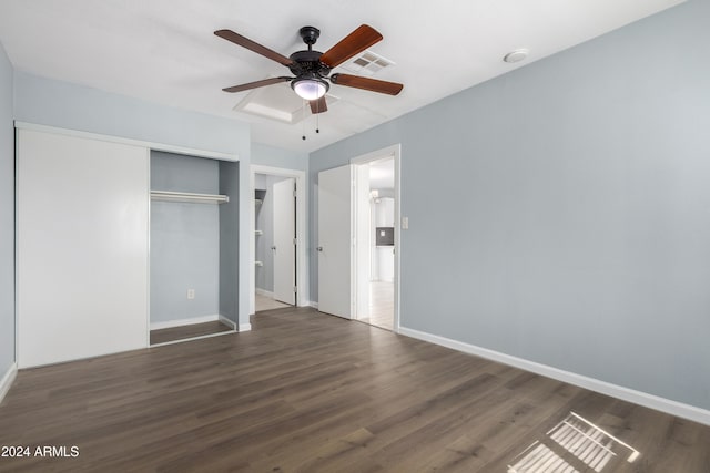 unfurnished bedroom with dark wood-type flooring, ceiling fan, and a closet