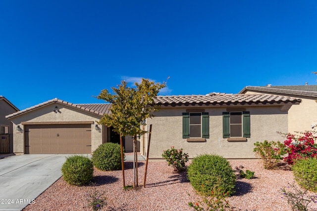 view of front of property featuring a garage