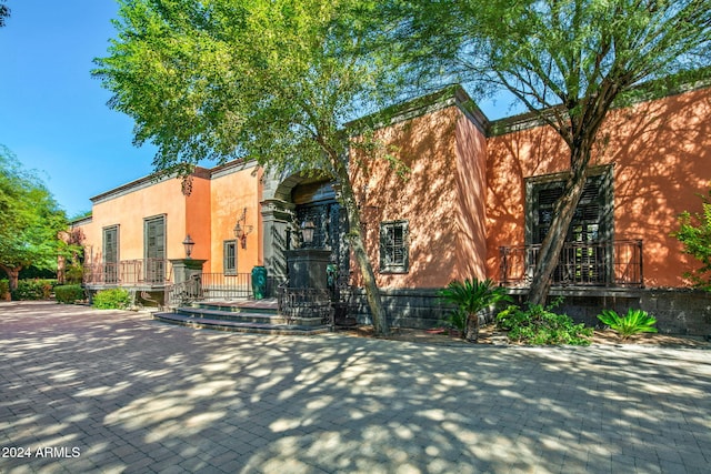 8100 N 68th St, Paradise Valley, AZ 85253 - view of front of house featuring stucco siding