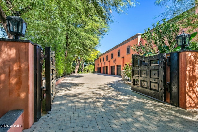 8100 N 68th St, Paradise Valley, AZ 85253 - view of gate
