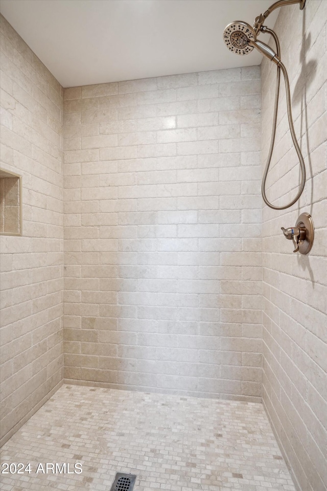 bathroom featuring a tile shower