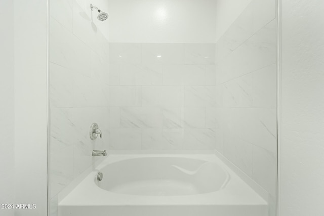 bathroom featuring tiled shower / bath combo