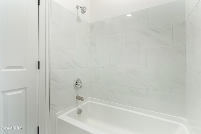 bathroom with tiled shower / bath combo