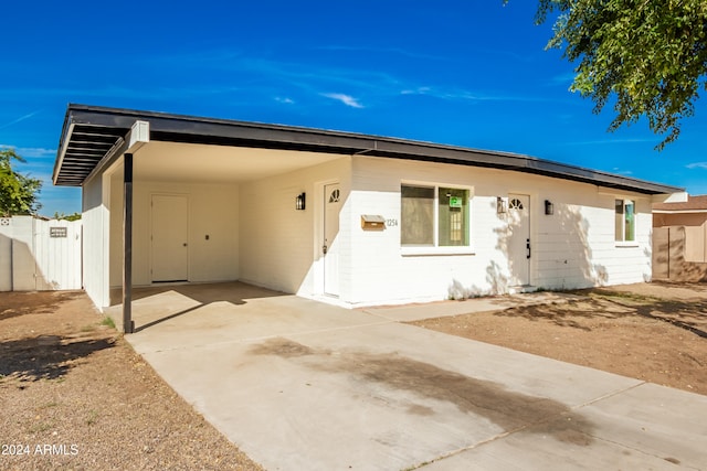 view of front facade featuring a carport