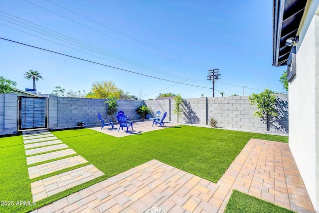 2926 N 16th Ave, Phoenix, AZ 85015 - view of yard featuring a patio, a fenced backyard, and a gate