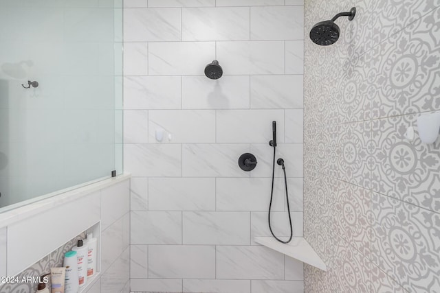 bathroom featuring tiled shower