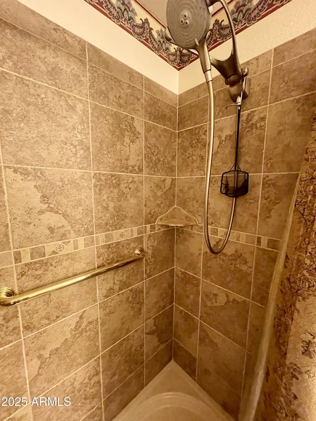full bath with tiled shower