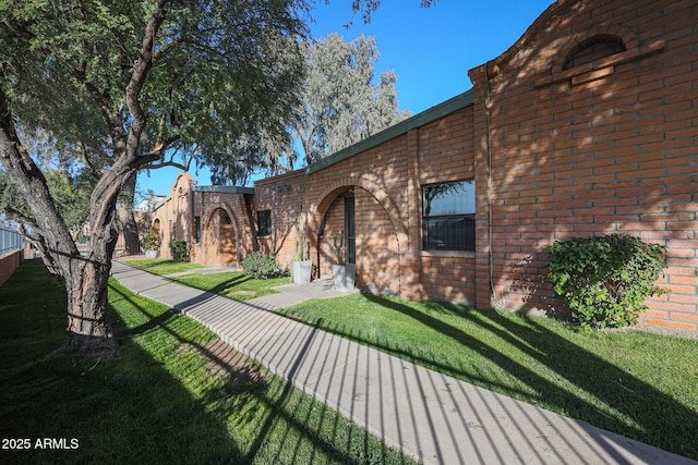 view of front facade featuring a front yard