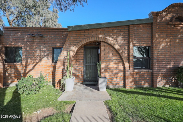 property entrance with a patio and a yard