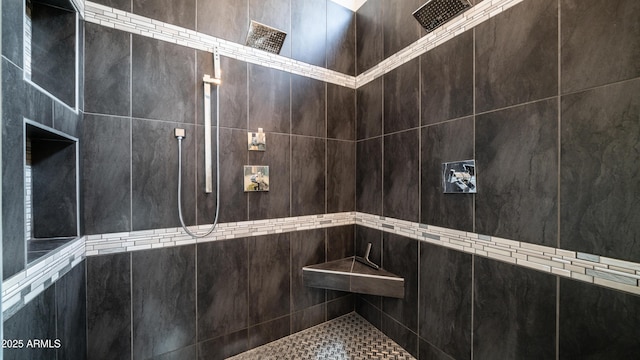 details featuring tiled shower