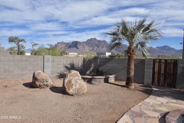 view of yard with a mountain view