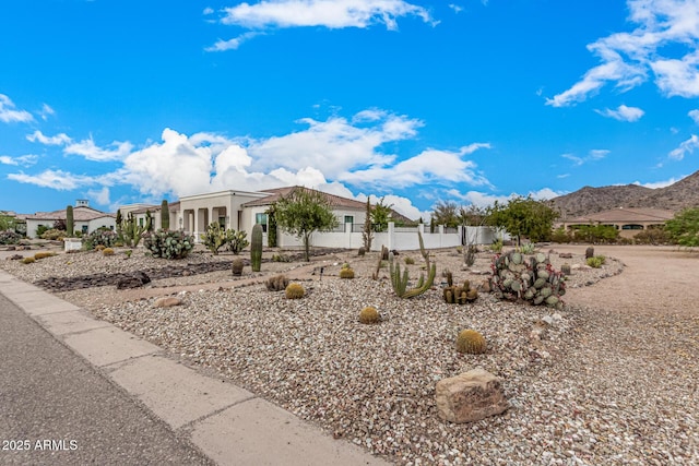 view of front of house featuring a mountain view