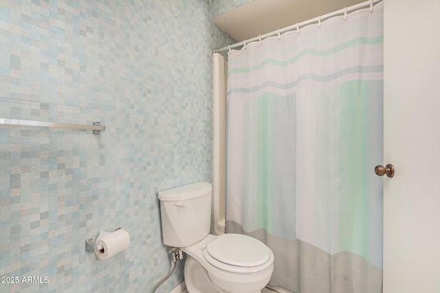 full bathroom with a shower with shower curtain and toilet