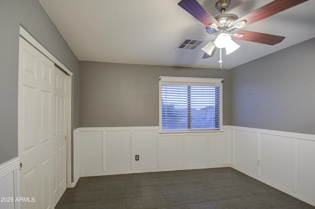 unfurnished bedroom featuring ceiling fan and a closet