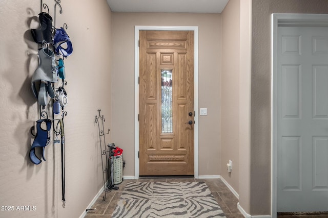 foyer featuring baseboards