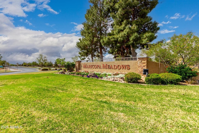 community sign featuring a yard