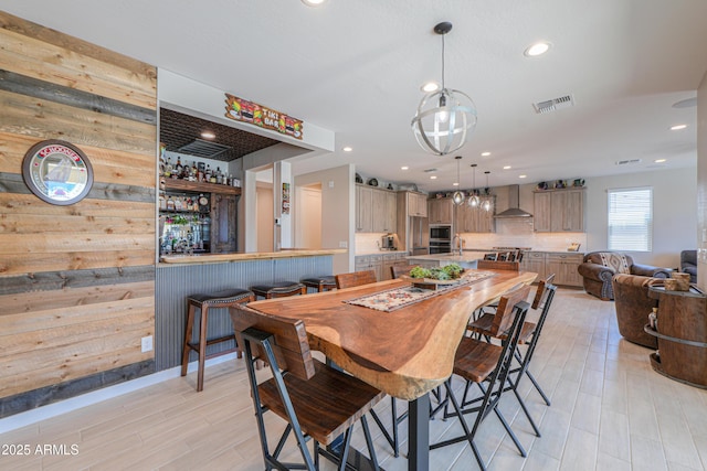 dining space featuring visible vents, recessed lighting, light wood-style flooring, and an inviting chandelier