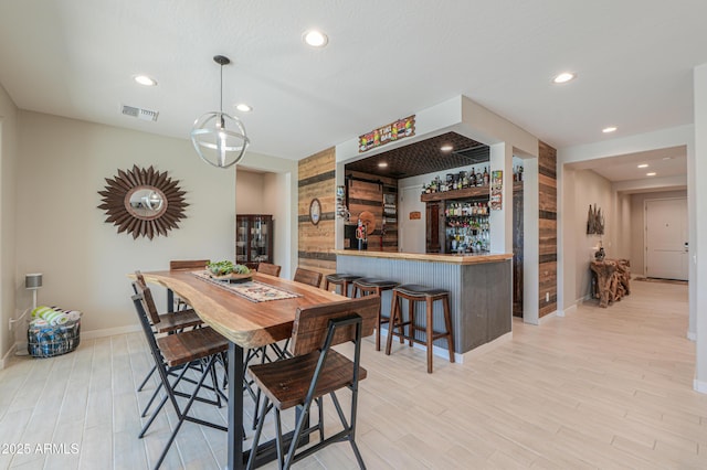 dining space featuring visible vents, a dry bar, baseboards, and recessed lighting