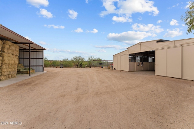 view of yard with an outbuilding