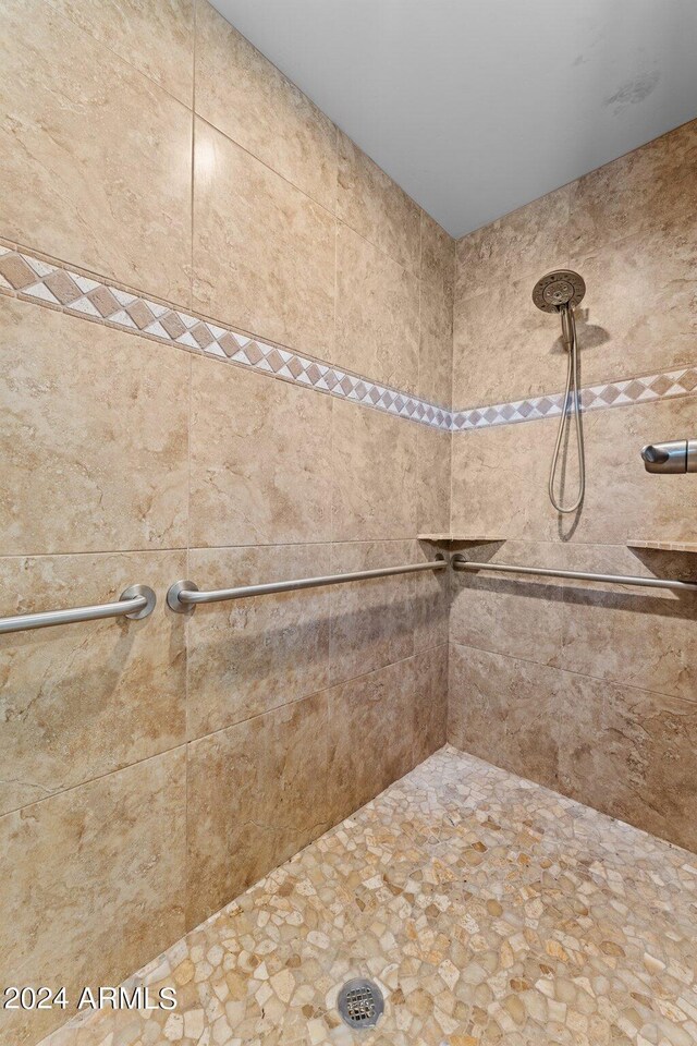 bathroom featuring tiled shower