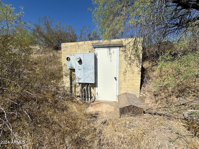 exterior space featuring an outbuilding