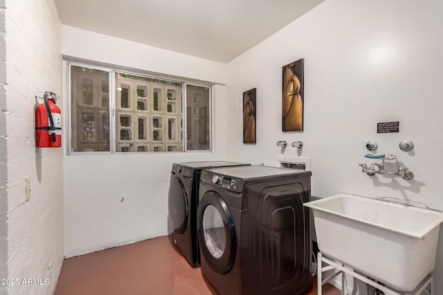 500 W Clarendon Ave Unit B11, Phoenix, AZ 85014 - laundry area featuring separate washer and dryer