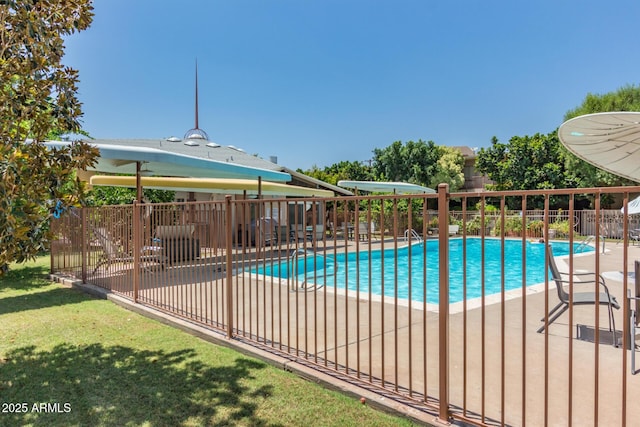 500 W Clarendon Ave Unit B11, Phoenix, AZ 85014 - community pool with a patio