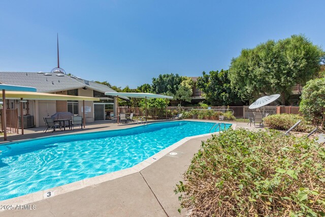 500 W Clarendon Ave Unit B11, Phoenix, AZ 85014 - community pool with a patio
