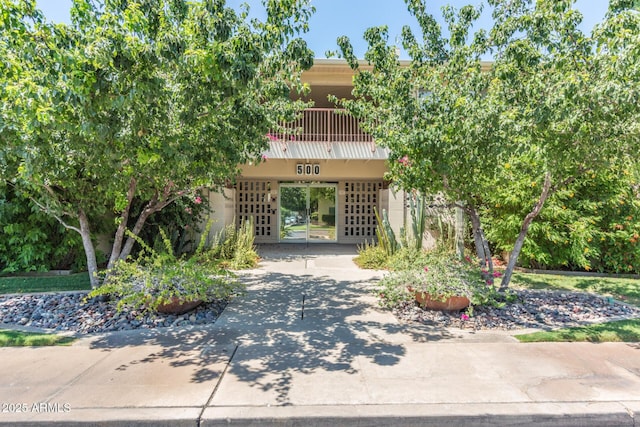 500 W Clarendon Ave Unit B11, Phoenix, AZ 85014 - view of front facade with a carport and concrete driveway